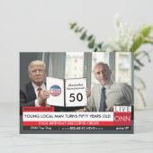 50誕生日🎙️メンズトランプおもしろいテレビニュースカード 招待状 (スタンド正面)