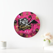 50 and fabulous,  50th birthday pink flamingo ラージ壁時計 (ホーム)