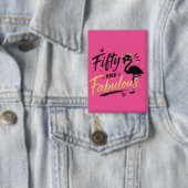 50 and fabulous pink flamingo 50th birthday 缶バッジ (インサイチュ)