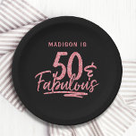 50 & Fabulous Pinkグリッター50誕生日名 ペーパープレート<br><div class="desc">50&素晴らしいピンクグリッター50誕生日スパークル紙パーティープレートは、黒い背景にピンクのグリッター書道のスクリプトで文字デザイン"50 & Fabuous"を備えている。上のパーソナライズされた名前をカスタムするで提供されている文字ボックスの文字を編集する。50歳の誕生日パーティーやお祝い。</div>