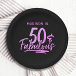 50 & Fabulous Purpleグリッター50誕生日名 ペーパープレート<br><div class="desc">50 & Fabuous Purpleグリッター50誕生日スパークル紙パーティープレートは、黒い背景に紫のグリッター書の台本に文字デザイン50 & Fabuousを備えている。上のパーソナライズされた名前をカスタムするで提供されている文字ボックスの文字を編集する。50歳の誕生日パーティーやお祝い。</div>