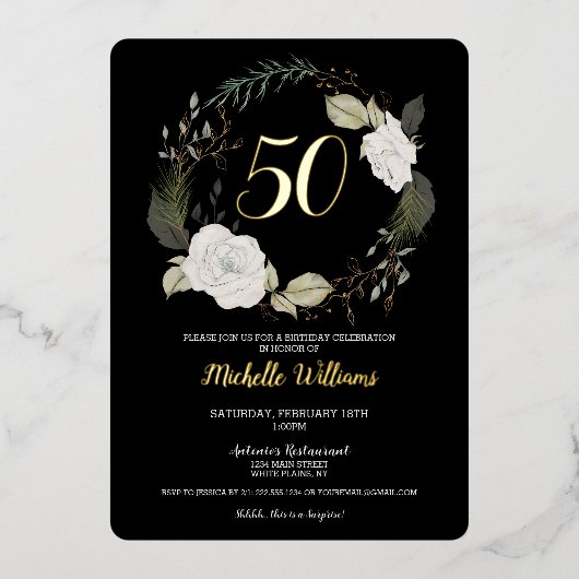 50thエレガントバースデーパーティーホワイトフローラリース 箔招待状 (正面)