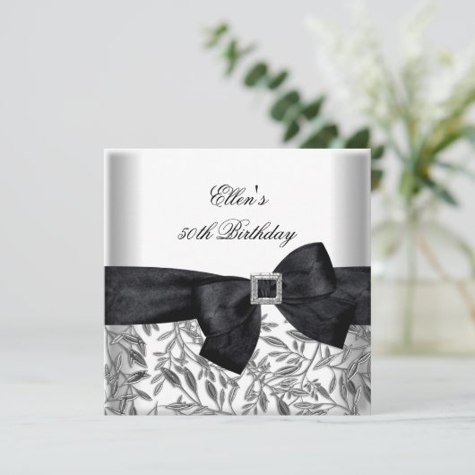 50thバースデーパーティーホワイトシルバージュエルブラックボウ 招待状 (スタンド正面)