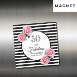 50th誕生日シックなピンクのバラ白黒ストライプ マグネット<br><div class="desc">50歳の誕生日パーティーのマグネット。背景クラシックとしてスリムな黒と白の横型ストライプの横型の。飾りガーリーとしてフェミニンとピンクのバラ。文字付きフレーム： 50とFabulousと名前と日付のテンプレート。</div>