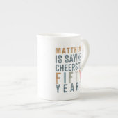 50th誕生日パーティーのアクセサリーまたはギフト ボーンチャイナマグカップ (正面右)