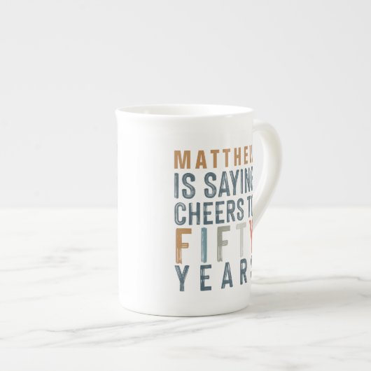 50th誕生日パーティーのアクセサリーまたはギフト ボーンチャイナマグカップ (正面右)