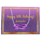 50th誕生日パープルピンクグリッターモノグラム名 ラージペーパーバッグ (裏面)