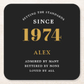 50th誕生日名1974ブラック金ゴールドシック スクエアペーパーコースター (正面)