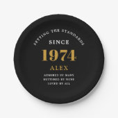 50th誕生日名1974ブラック金ゴールドシック ペーパープレート (正面)