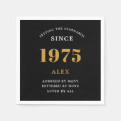 50th誕生日名1975ブラック金ゴールドシック スタンダードカクテルナプキン (正面)