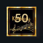 50th誕生日金ゴールド音楽ノート上のシックな黒 缶バッジ<br><div class="desc">黒エレガント色の背景とフェイク金ゴールド音楽ノートと金ゴールドフレームフェイクが彼と彼女の両方のための50歳の誕生日パーティーのための。年齢と名前のテンプレート。黄金の文字と数字。</div>