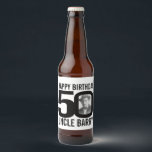 50th Birthdayカスタム写真の叔父の名前ラベル ビールラベル<br><div class="desc">50歳の誕生日の白黒フォトパーティー紙ビールまたはワインラベル。50歳の叔父の誕生日に個人的なタッチを追加するのに最適。アンクレス写真で50の0でパーソナライズし、名前の選択でパーソナライズ。その他の誕生日のお祝い日が利用可能。Sarah Trettの設計。www.sarahtrett.com for www.mylittleeden.com</div>