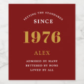 50th Birthday Name 1976 Red Gold Elegant Chic ワインラベル (シングルラベル)