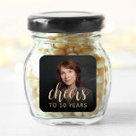 50th Birthday Partyフォト応援 スクエアシール<br><div class="desc">このカスタム50歳の誕生日ステッカーには、金ゴールド色の書道の台本にパーソナライズされたある「応援」と共に、名誉の写真と誕生日のゲストがエレガント掲載されている。暗い画面が救済文字ポップ・アートのだ。5素晴らし歳祝になる人へ！</div>