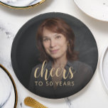50th Birthday Partyフォト応援 ペーパープレート<br><div class="desc">50歳カスタムの誕生日紙プレートは、金ゴールド色の書道の台本に「応援」という言葉と共に、名誉の写真と誕生日のゲストをエレガント特集している。暗い画面が救済文字ポップ・アートのだ。5素晴らし歳祝になる人へ！</div>