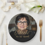 50th Birthday Partyフォト金ゴールドスクリプト応援 ペーパープレート<br><div class="desc">50誕生祝いを特別な写真金ゴールドスクリプトスタイリッシュ「応援」紙プレートで作る。写真と金ゴールドスクリプトのデザインお気に入りのを備えた個人touchを搭載しお洒落、これらのプレートはあなたのパーティーデコールに完璧な追加である。この祝マイルストーンはエレガンスとおもしろいとともにお気に入りの、シックでフェスティバルのプレート。</div>