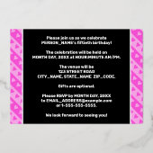 50th Birthday Party —おもしろいピンクのハートとストライプ 箔招待状 (裏面)