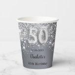 50th birthday silverグリッター名 紙コップ<br><div class="desc">華やかで50歳ガーリーの誕生日パーティー。銀の金フェイク属のような背景。前面と背面：名前と日付をカスタマイズして追加。飾フェイクグリッターの塵で</div>