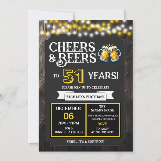 51年サプライズ・バックヤードパーティにお祝いとビールを 招待状 (正面)
