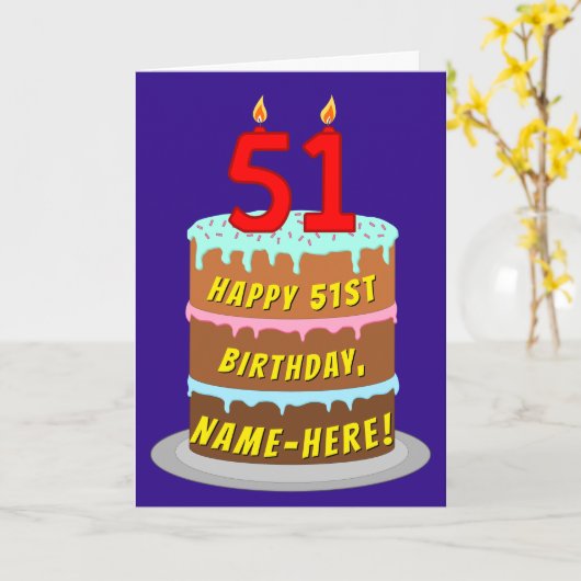 51誕生日:おもしろいケーキとキャンドル+名前をカスタムする カード (黄色い花)