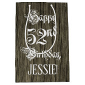 52歳の誕生日：おしゃれで高級感、木目調の偽物のルックス + オーダーメイドの名前入り ミディアムペーパーバッグ (正面)