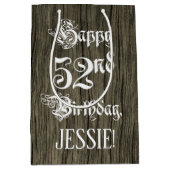 52番目の誕生日: ファンシー、フェイク木目+名前をカスタムする ミディアムペーパーバッグ (正面)