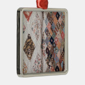 53: 夫人がなすパッチワークキルトの詳細 メタルオーナメント (右)