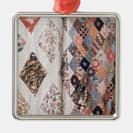 53: 夫人がなすパッチワークキルトの詳細 メタルオーナメント (正面)