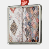 53: 夫人がなすパッチワークキルトの詳細 メタルオーナメント (左)