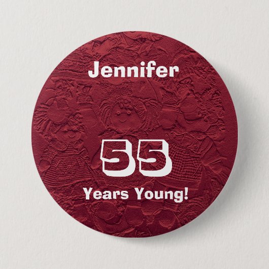 55年若い赤い人形ピンボタン誕生日ギフト 缶バッジ (正面)