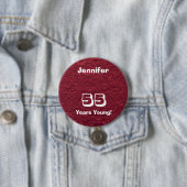 55年若い赤い人形ピンボタン誕生日ギフト 缶バッジ (インサイチュ)