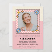 55歳の誕生日の招待レトロGroovyピンクの花 招待状 (正面)