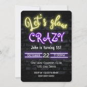 55歳の誕生日 ネオン グロー サインをレンガの壁に 招待状 (正面)