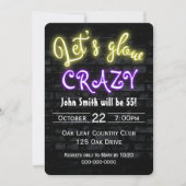 55歳の誕生日 ネオン グロー サインをレンガの壁に 招待状 (正面)