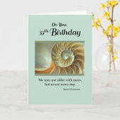 55誕生日グリーンカードにスパイラルシーシェルを付ける カード (黄色い花)