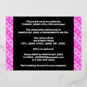 55th Birthday Party —おもしろいピンクのハートとストライプ 箔招待状 (裏面)