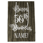 56誕生日: ファンシー, フェイク Wood Look +名前をカスタムする ミディアムペーパーバッグ (裏面)