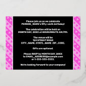 56th Birthday Party —おもしろいピンクのハートとストライプ 箔招待状 (裏面)