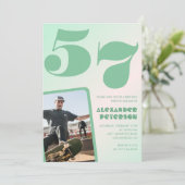 57歳の誕生日ボーイフォト招待状 グリーン グラデーション 招待状 (スタンド正面)