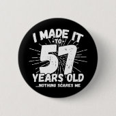 57歳皮肉ミームおもしろい57誕生日 缶バッジ (正面)