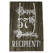 57誕生日: ファンシー, フェイク Wood Look +名前をカスタムする ミディアムペーパーバッグ (裏面)