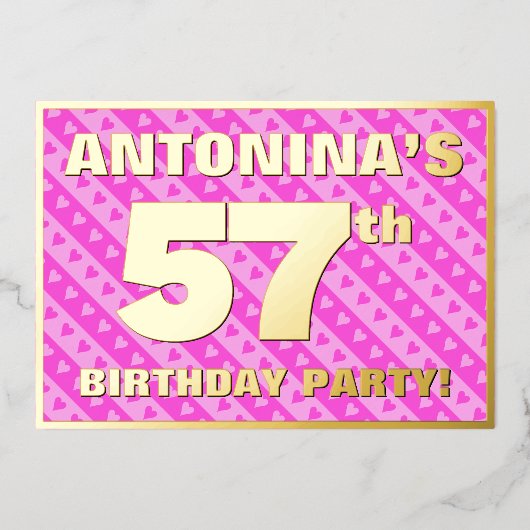 57th Birthday Party —おもしろいピンクのハートとストライプ 箔招待状 (正面)