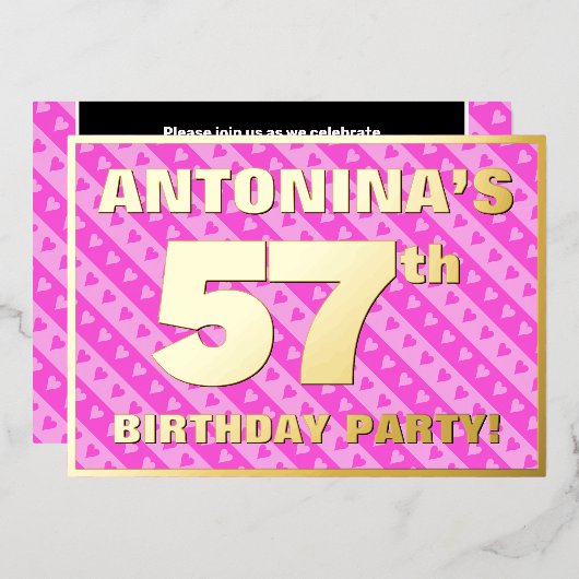 57th Birthday Party —おもしろいピンクのハートとストライプ 箔招待状 (正面/裏面)