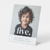 5 - 5番目の誕生日フォトウェルカムサイン 台座サイン (正面)