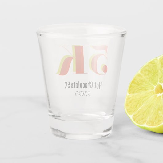 5kレースランニングお祝い黄はっきりした赤文字 ショットグラス (裏面)