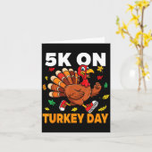 5k On Turkey Day Funny Running Thanksgiving Turkey カード (黄色い花)