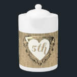 5thウッド結婚アニバーサリーティーポット<br><div class="desc">5年目のおもしろい記念ギフトを作らないか。ヴィンテージ、みすぼらしいシックな木の背景のティーポットは、特別な日のためのハートのエンブレムでマーク！</div>
