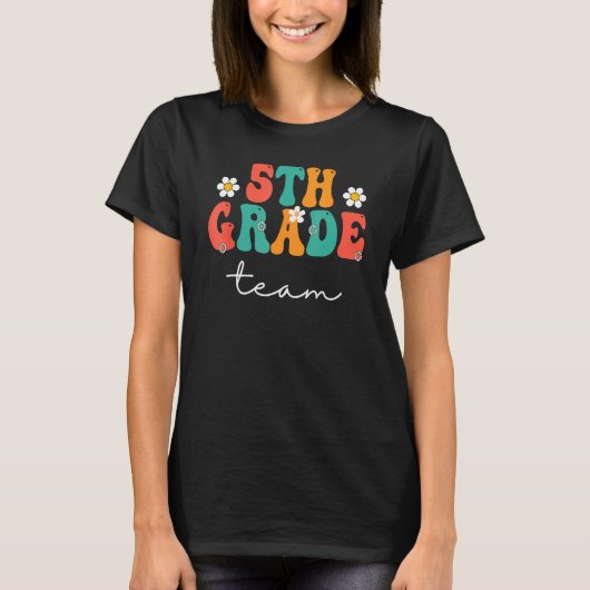 5th Grade Team Retro Groovy Women Happy First Day Tシャツ (正面)