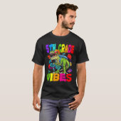 5th Grade Vibes Dinosaur Back To School Tシャツ (正面フル)