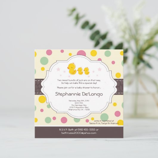 5x5女の子の双生児のゴム製アヒルのベビーシャワーの招待状 招待状 (スタンド正面)